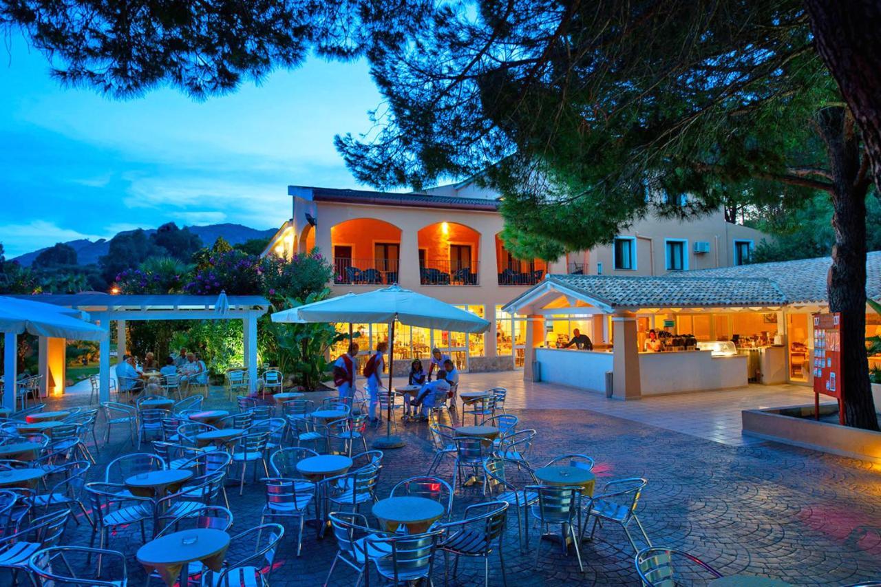 Amareclub Rocca Dorada Hotell Santa Margherita di Pula Exteriör bild