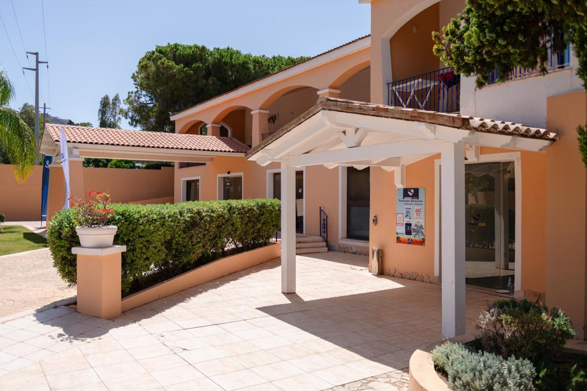 Amareclub Rocca Dorada Hotell Santa Margherita di Pula Exteriör bild