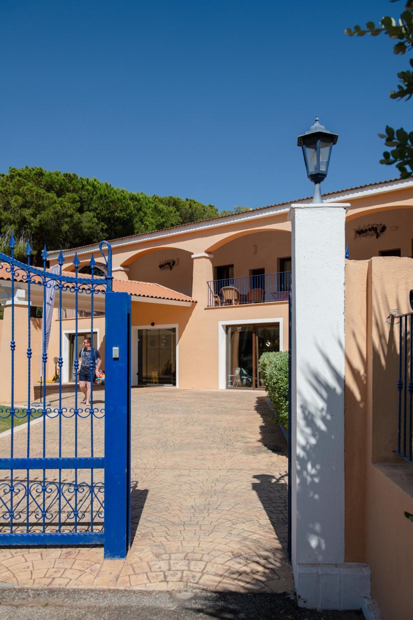 Amareclub Rocca Dorada Hotell Santa Margherita di Pula Exteriör bild